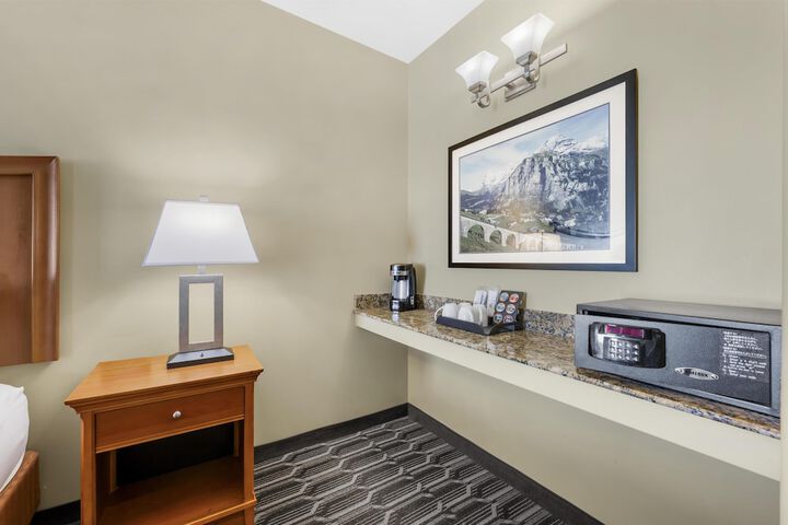 Best Western Plus Swiss Chalet Hotel & Suites