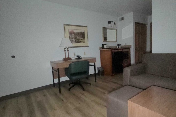 Wingate Suites by Wyndham Youngstown - Austintown