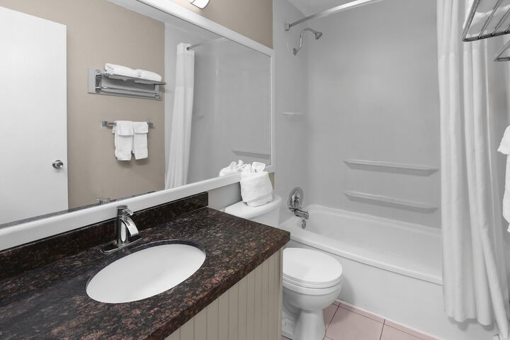 Super 8 by Wyndham Gananoque / Country Squire Resort