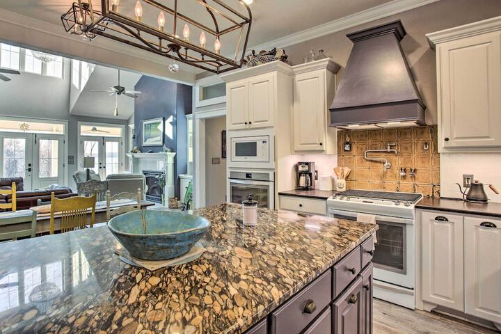 Spacious Kingston Home on Lake Texoma!