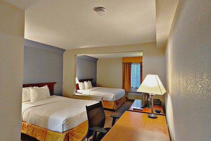 La Quinta Inn & Suites by Wyndham Stamford / New York City