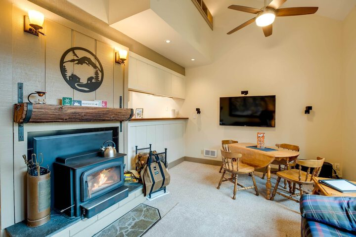 Mountain Condo w / Fireplace in Kirkwood Ski Resort
