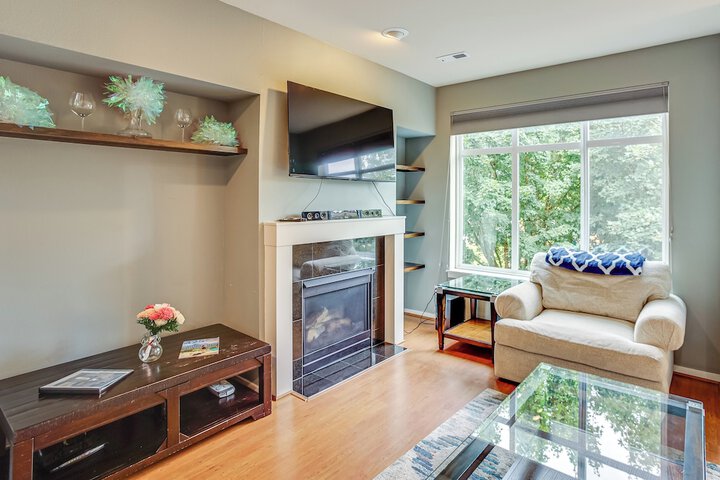 Walk to Local Shops & Eats! Quaint Issaquah Home