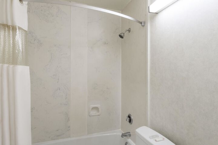 Howard Johnson by Wyndham Hartford South – Rocky Hill