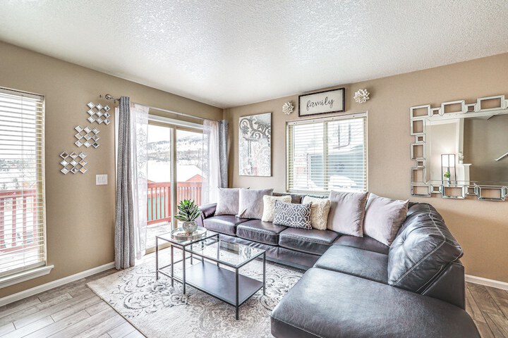 5 Mi to Ski Resort: Mtn-view Townhome in Dillon