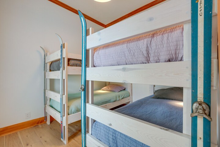 Pet-friendly Minocqua Home: Walk to Lake & Dining!