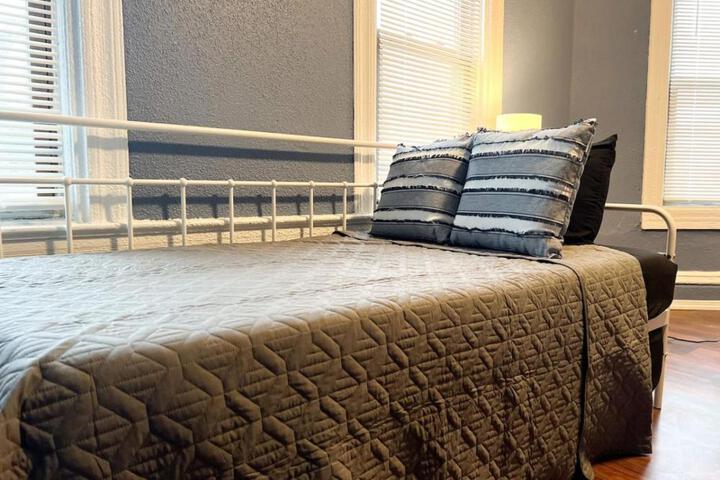 Spacious 3 Bedroom with 7 beds plus Sleeps up to 10