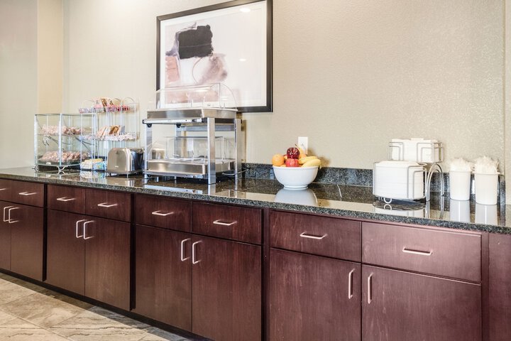 Cobblestone Hotel & Suites - Newport