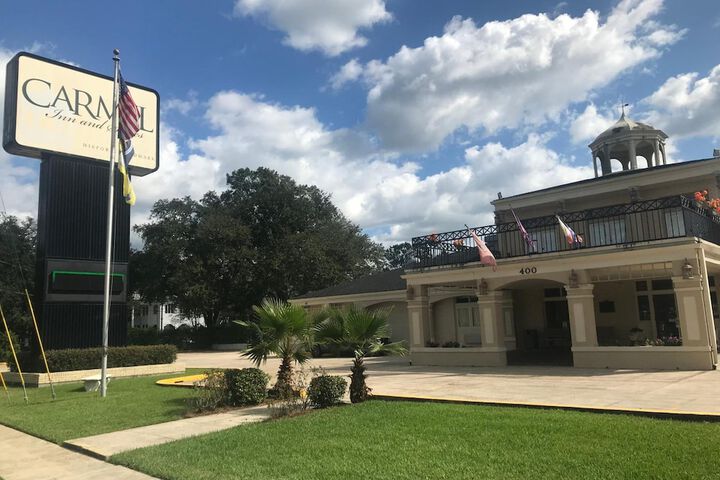 Carmel Inn & Suites