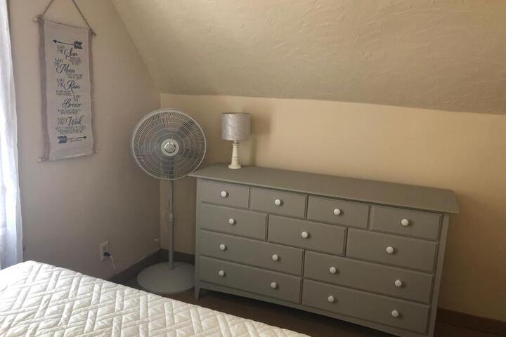 Downtown 2 Bedroom Cottage Sleeps 6, Walking Distance to Honeywell, Downtown Restaurants, Shopping