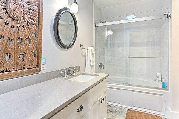 Enchanting Tryon Home w / Hot Tub 14 Mi to Tiec!