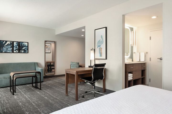 Homewood Suites by Hilton Fort Myers Airport / FGCU