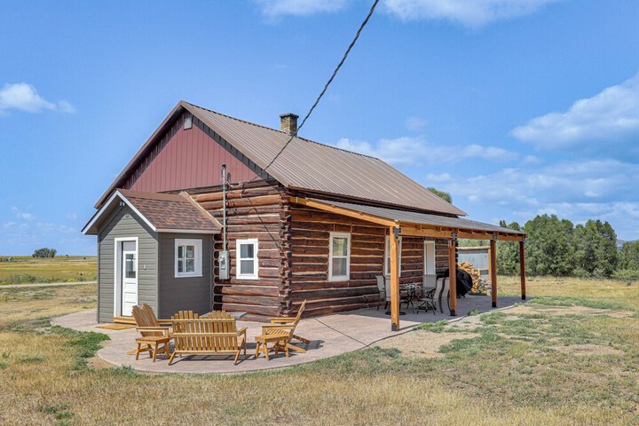 Mountain-view Log Cabin in Wyoming Wilderness
