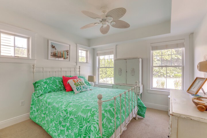 Spacious Avalon Beach House - 2 Blocks to Water!