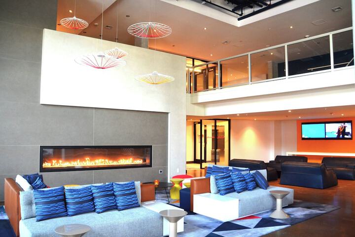 Lounge 70 of 83