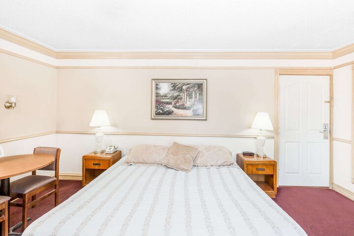 Room 9 of 18