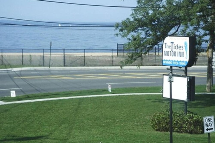 Tides Motor Inn at Stehli Beach