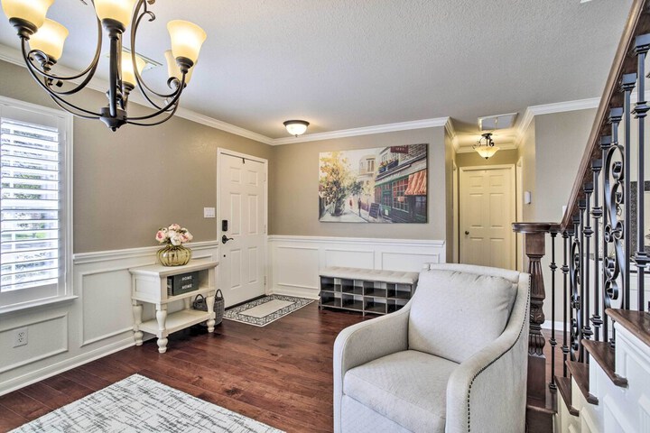 Luxe Home 30 Miles to Houston w / Pool & Grill