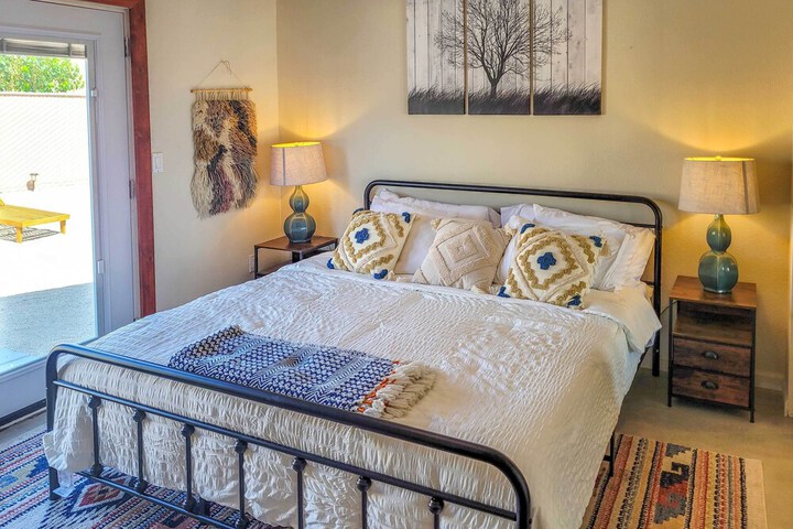 Indie-eclectic Desert Home w / Hot Tub + Patio