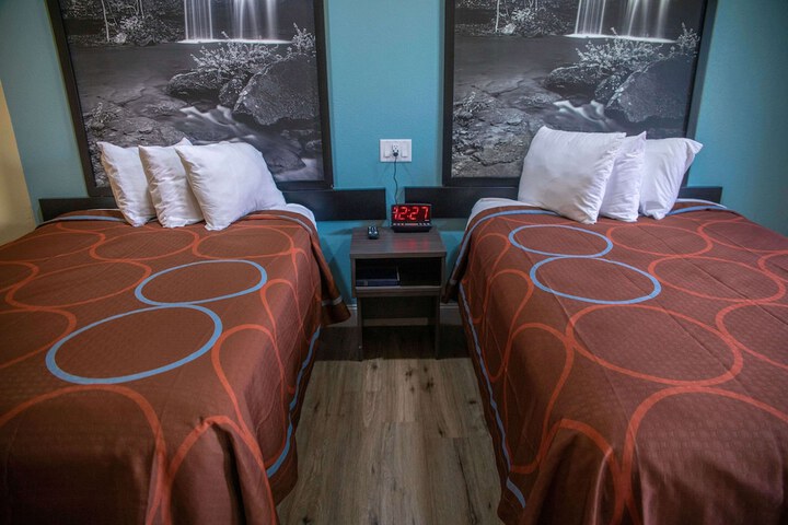 Room 17 of 39