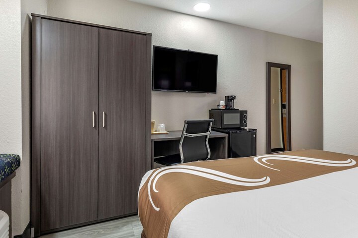 Room 25 of 29