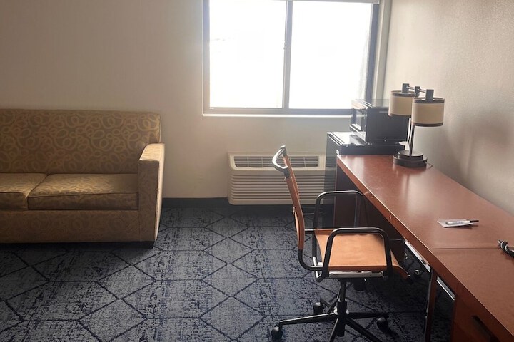 Room 10 of 16