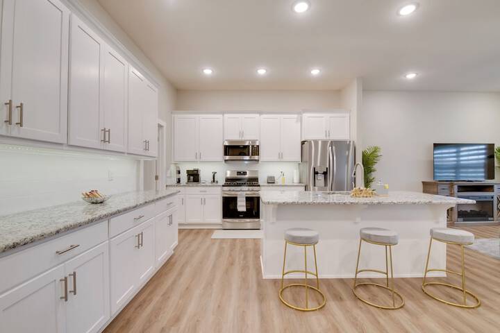 Charming Ozark Abode w / Yard & Pool Access