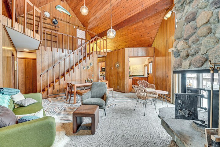 Near Canandaigua Lake: Retro Cabin w / Deck & Views