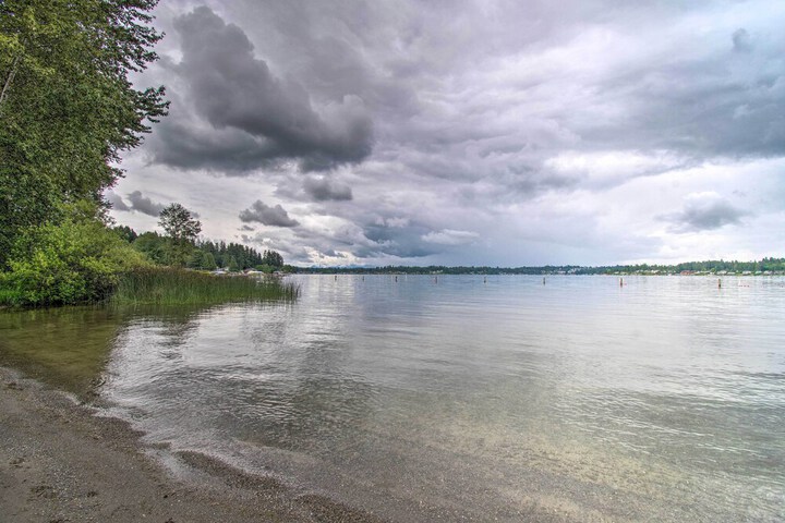 Charming Updated Retreat Walk to Lake Stevens!