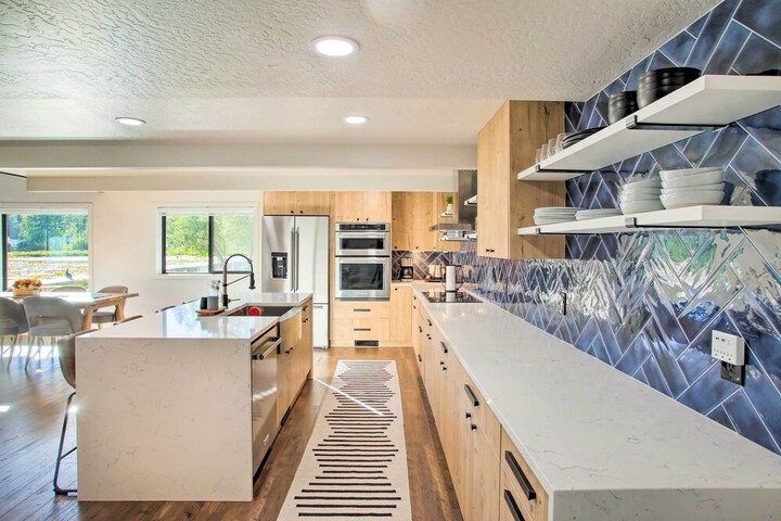 A Contemporary Dream: Lakefront Rathdrum Oasis!