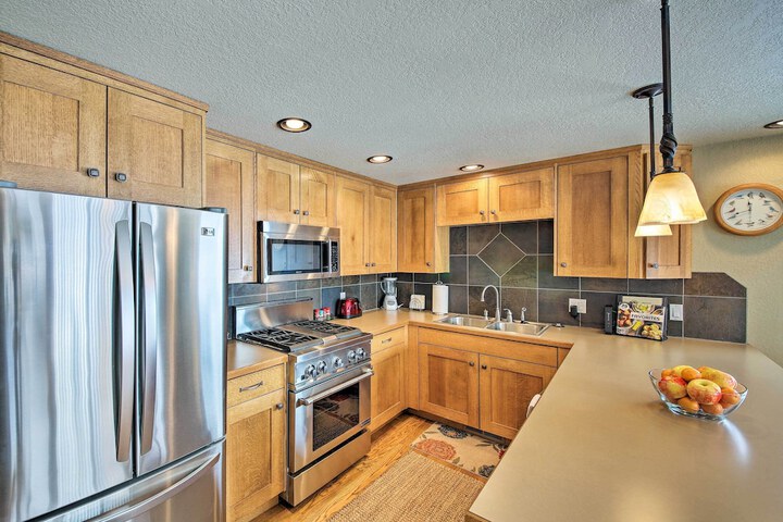 Lake Pend Oreille Condo w / Porch & Mountain View!