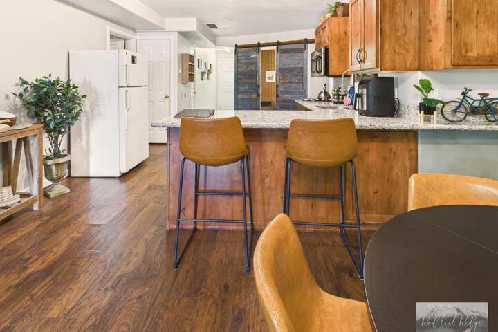 Beautiful Country Apartment AC, Pickleball, Billiards, Playground, Gardens
