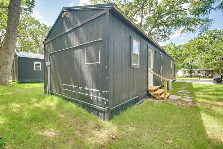 Walk to Lake: Cozy Grove Cabin w / Fire Pit