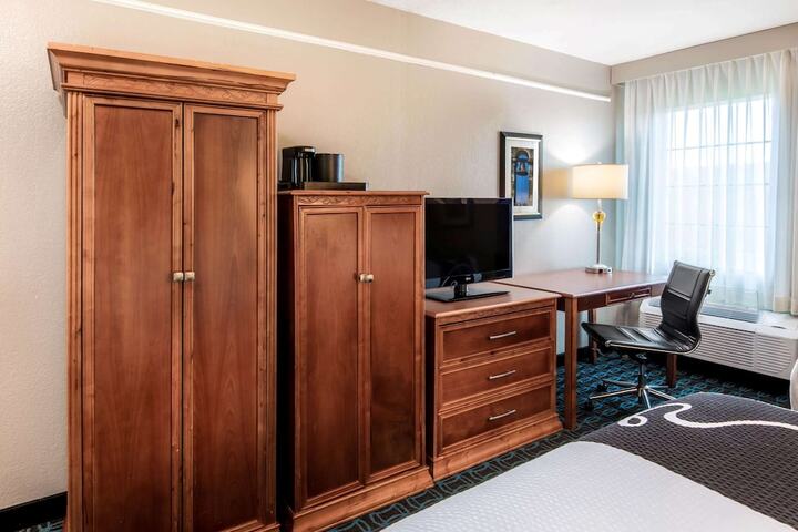 Room 27 of 40