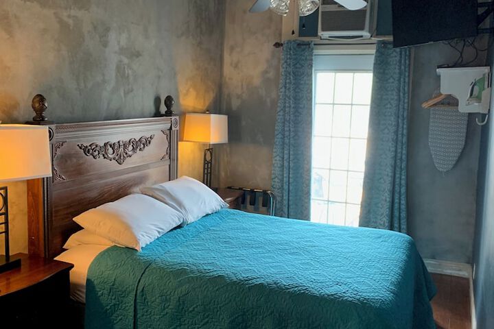 Room 47 of 100