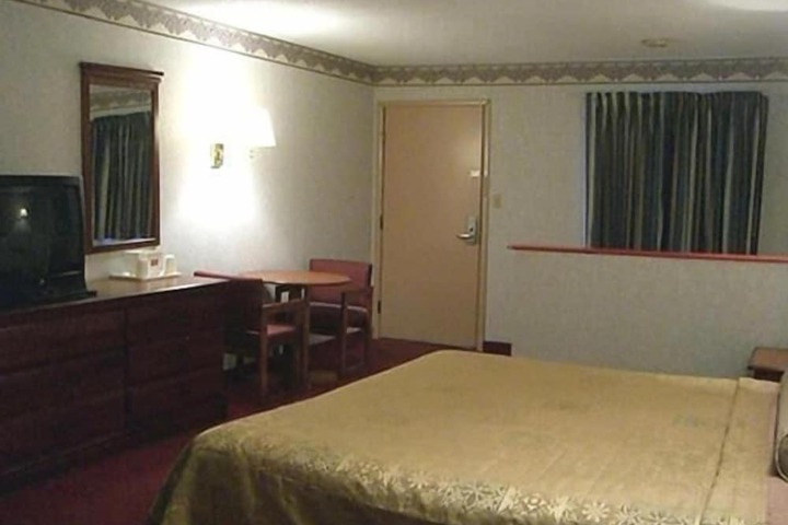 Room 5 of 8