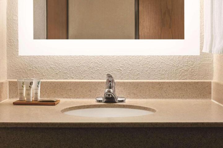 Country Inn & Suites by Radisson Auburn IN