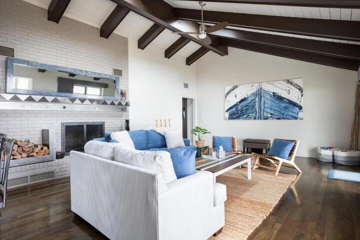 Sandbar Cedar Cottage on Lake Leelanau