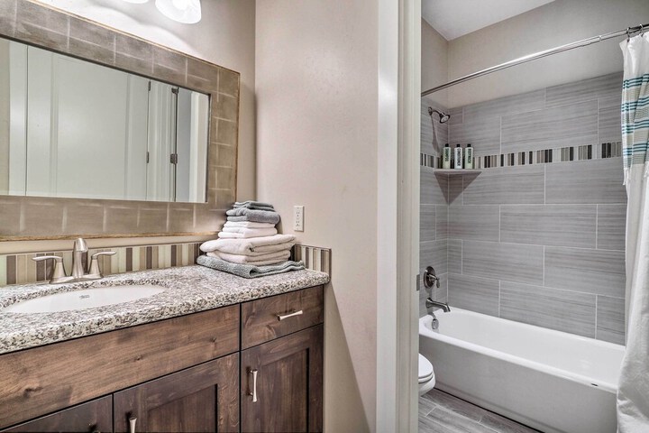 Utah Home w / Pool & Hot Tub Access Mtn Views!