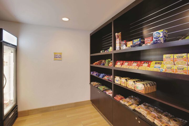 La Quinta Inn & Suites by Wyndham Detroit Metro Airport