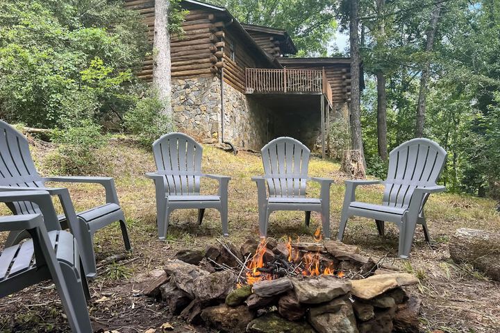 Secluded Cabin w / Spacious Kitchen & Dining Area!