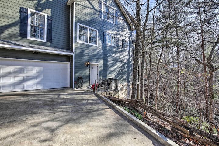 Cozy & Quiet Studio w / Porch Near Scenic Railway!