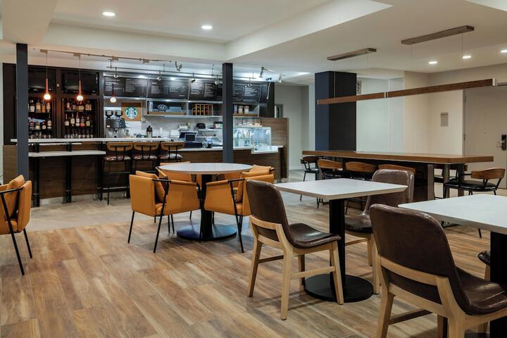 Courtyard by Marriott North Charleston Airport / Coliseum
