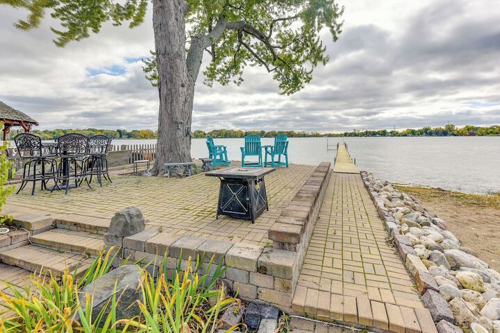 Lakefront Antioch Cottage w / Dock & Gas Grill!