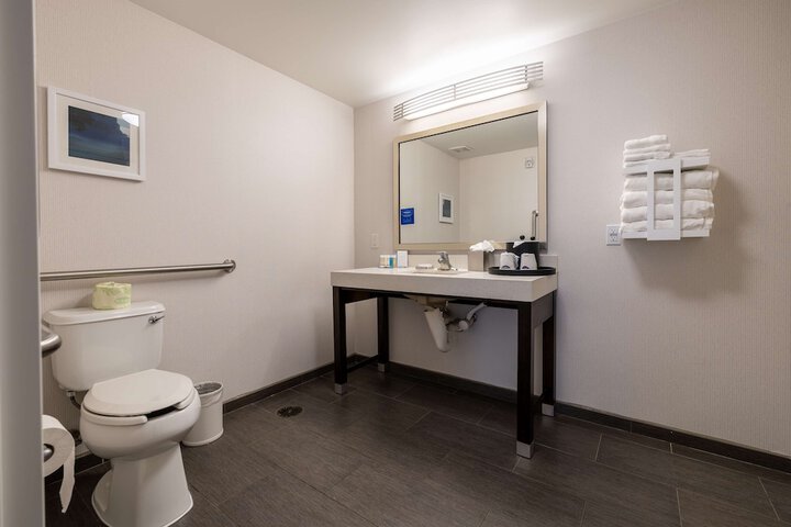 Hampton Inn & Suites Greensboro / Coliseum Area