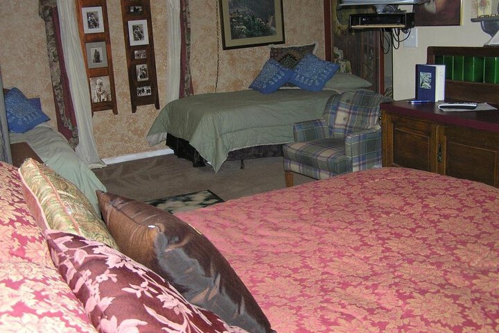 DUMPLIN PATCH BED & BREAKFAST