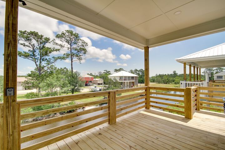Lovely Bay St. Louis Retreat w / Dock & Canal Access