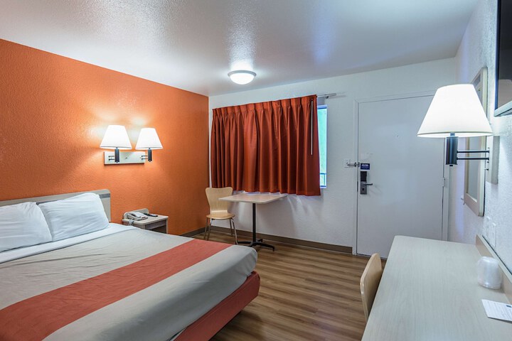 Room 25 of 32
