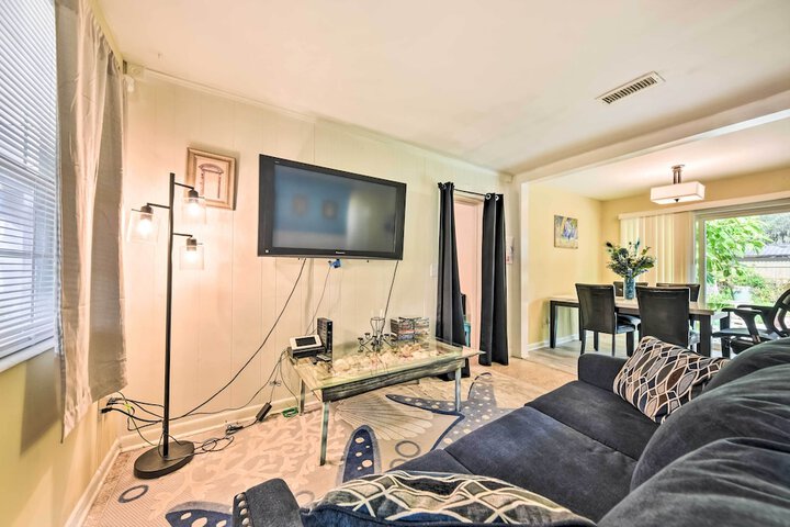 Jacksonville Getaway w / Yard 2 Mi to Beach!