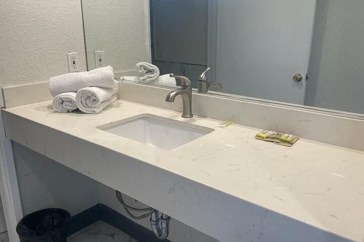 Room 16 of 28